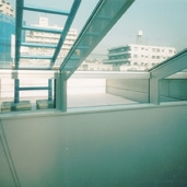 階段トップライトの隣には小さな屋上