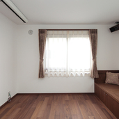 木製の造り付けベンチ