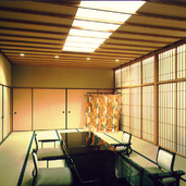 料亭は料理や芸だけでなく建物や床の間調度品や美術品など日本文化を堪能できる装置