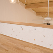 漆喰に貝殻を埋め込んでアートの様な壁面に