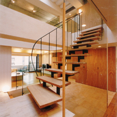 オフィスビル仕様の採光不足も最上階にトップライトを設けて階段ホールから階下まで明るい室内