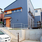 シンプルな正面外観