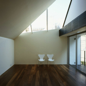 最上階、上部の大きな窓から陽射しを受けるリビング