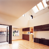 天井に動きのある広々LDK