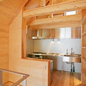 木質空間とステンレス製キッチン