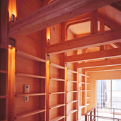 ライトアップされた内観