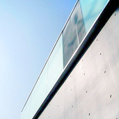 コンクリートとガラスのダブルスキン