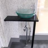 木毛板の壁のガラスの洗面ボウル