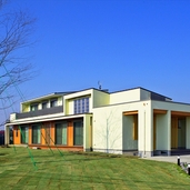 塗壁と杉板張りの外観