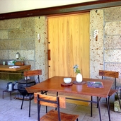 大谷石積みの外壁とテラス