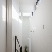 ハイサイドライトで圧迫感を感じさせない高さのある階段スペース