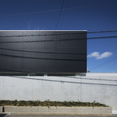 コンクリートの外壁と白と黒の立方体が映える外壁