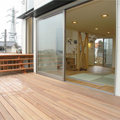 部屋を広くみせるテラスへの繋がり