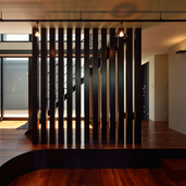 柱を等間隔に配置し、壁としての機能を圧迫感なく見せる