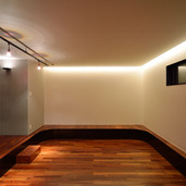 間接照明と天井壁からの照明がムード漂うマルチルーム