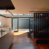 高さのある外壁がプライバシーを守るバルコニー