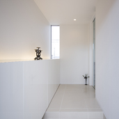 白色を基調にした、スッキリと直線的でシンプルなテイストにまとめている玄関