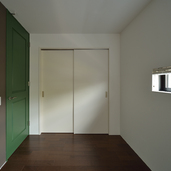 グリーンの扉と相性のよいグレーの壁