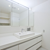 高窓を設けて換気をよくした、清潔感あふれる真っ白な洗面台