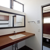 窓・鏡・洗面台の横ラインの使い方がこだわりの浴室・洗面所