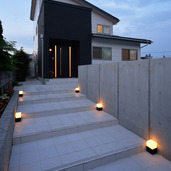 玄関まで導く、灯籠のような美しさを感じる外灯
