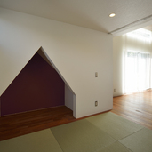 切り妻屋根型に抜けた、遊び心のある壁が印象的な和室