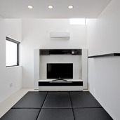 ソファを外すと、クッションがそのまま床になるリビング