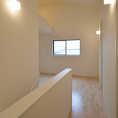 勾配高天井が穏やかなフリースペース