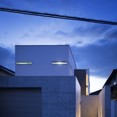 夜空とともに静寂な空間に変化する外観