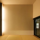 平坦な壁を立体的に見せる横壁照明