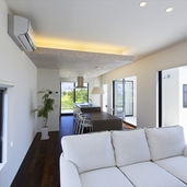 間接照明が落ち着いた光を放つリビング