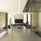 モザイク絵のような柱と壁面が印象的なリビング