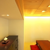 レトロな箪笥が目を引く和室