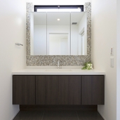 ハイサイドライトと照明で明るい洗面スペース