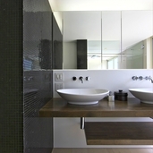 浴室・トイレと統一された黒いタイル