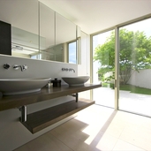 開放的で明るい洗面スペース