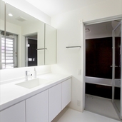 収納力のある白い洗面台