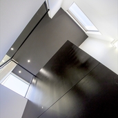 存在感のある黒い内壁