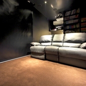 ゆったり寛げる書斎のソファ