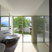 光と影でデザインする洗面スペース