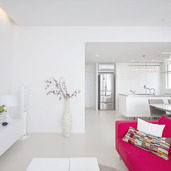 空間を広く感じる白で統一されたLDK