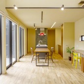 光がさんさんと降り注ぐリビング