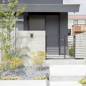 落ち着いて凛とした佇まいの外観