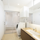 ガラス窓で奥行きを感じる浴室