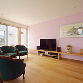 建具と家具で色使いを楽しむリビング