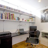 棚上のハイサイドライトで明るい書斎