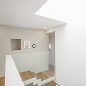 明るく開放的な空間を演出するトップライトとアクリル壁