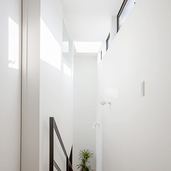 空間に光を届ける階段上のハイサイドライト