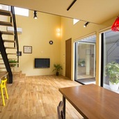 リビングからバリアフリーでつながる中庭