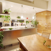 ダイニングテーブルからキッチンを眺める